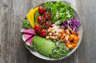 Bowl mediterráneo con quinua y vegetales